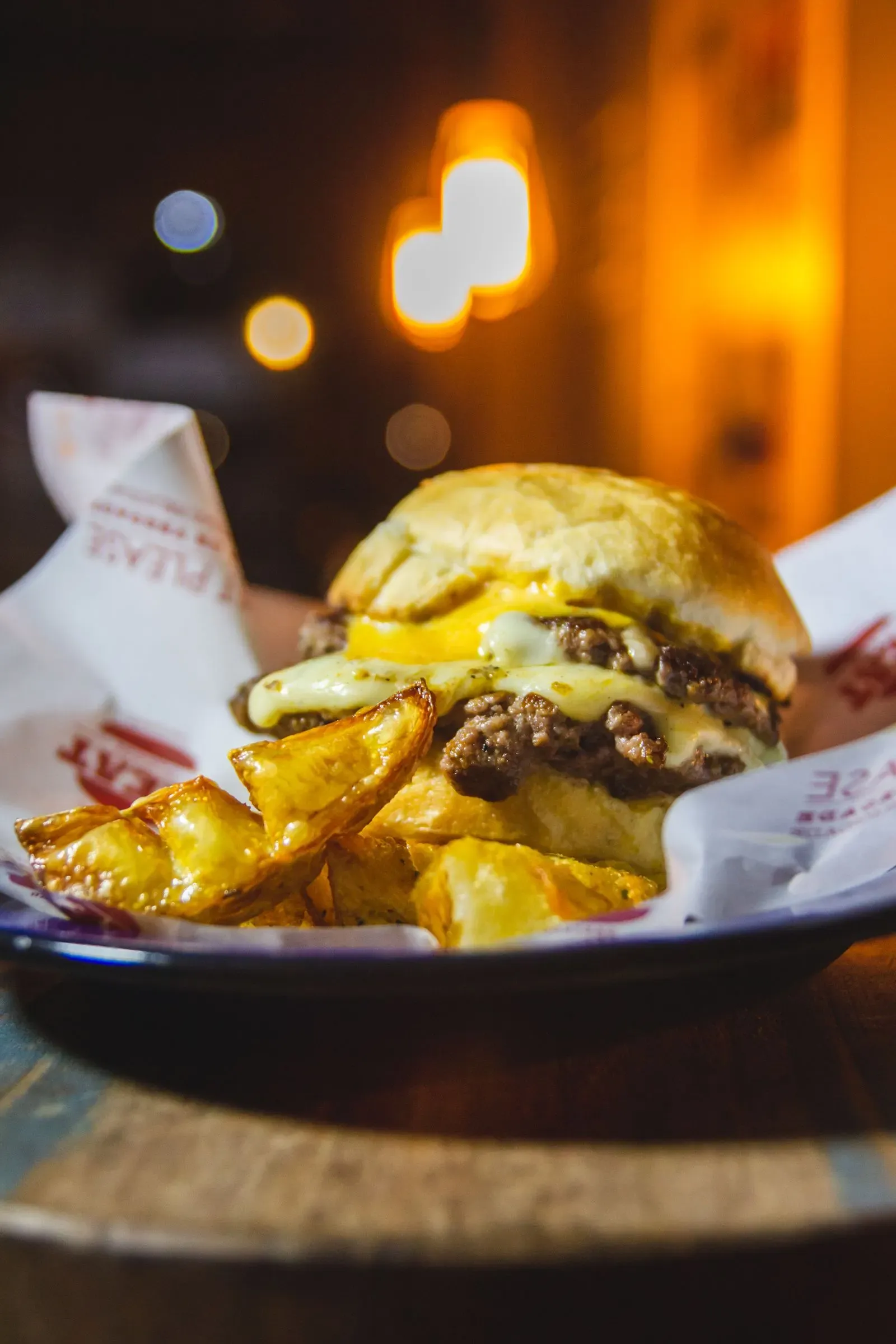 Smash burger dengan kentang goreng dalam keranjang