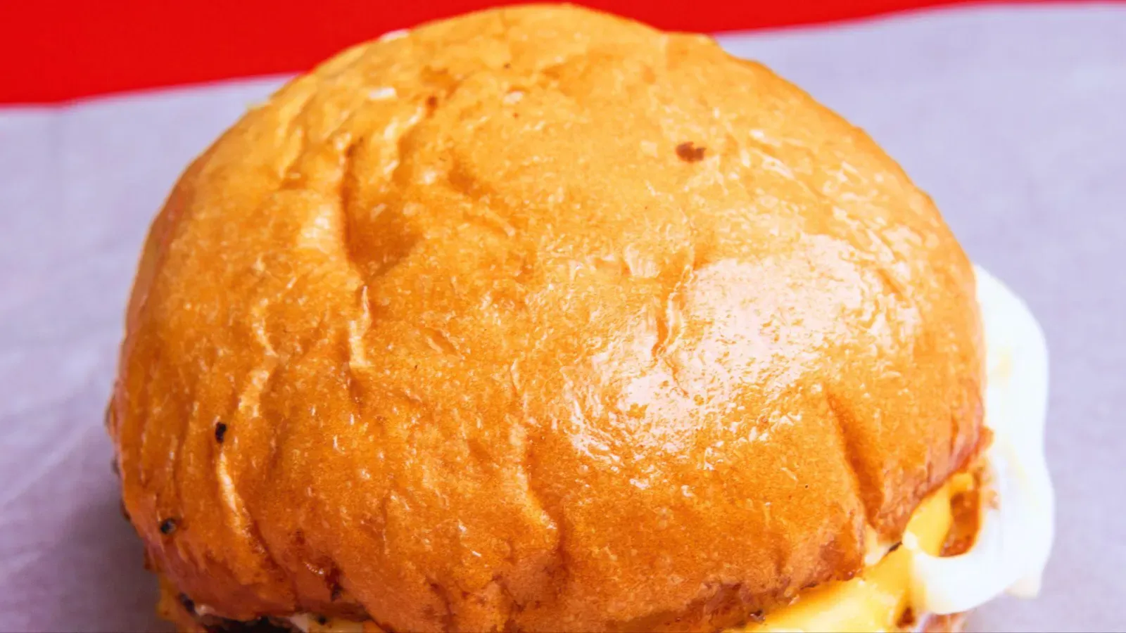 Cloud bun mengilap dengan keju leleh di bawahnya