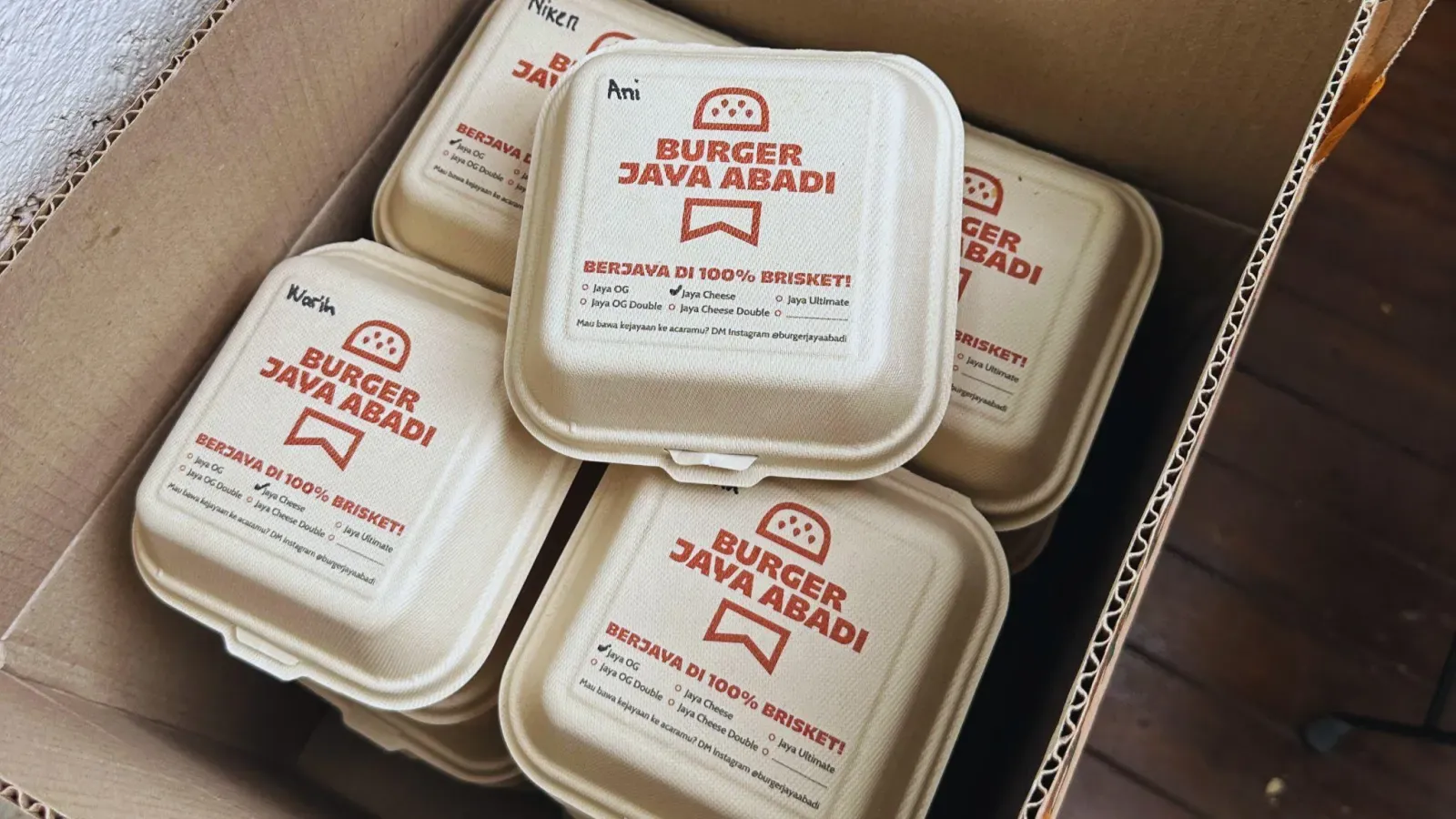 Box-box Burger Jaya Abadi tersusun dalam kardus