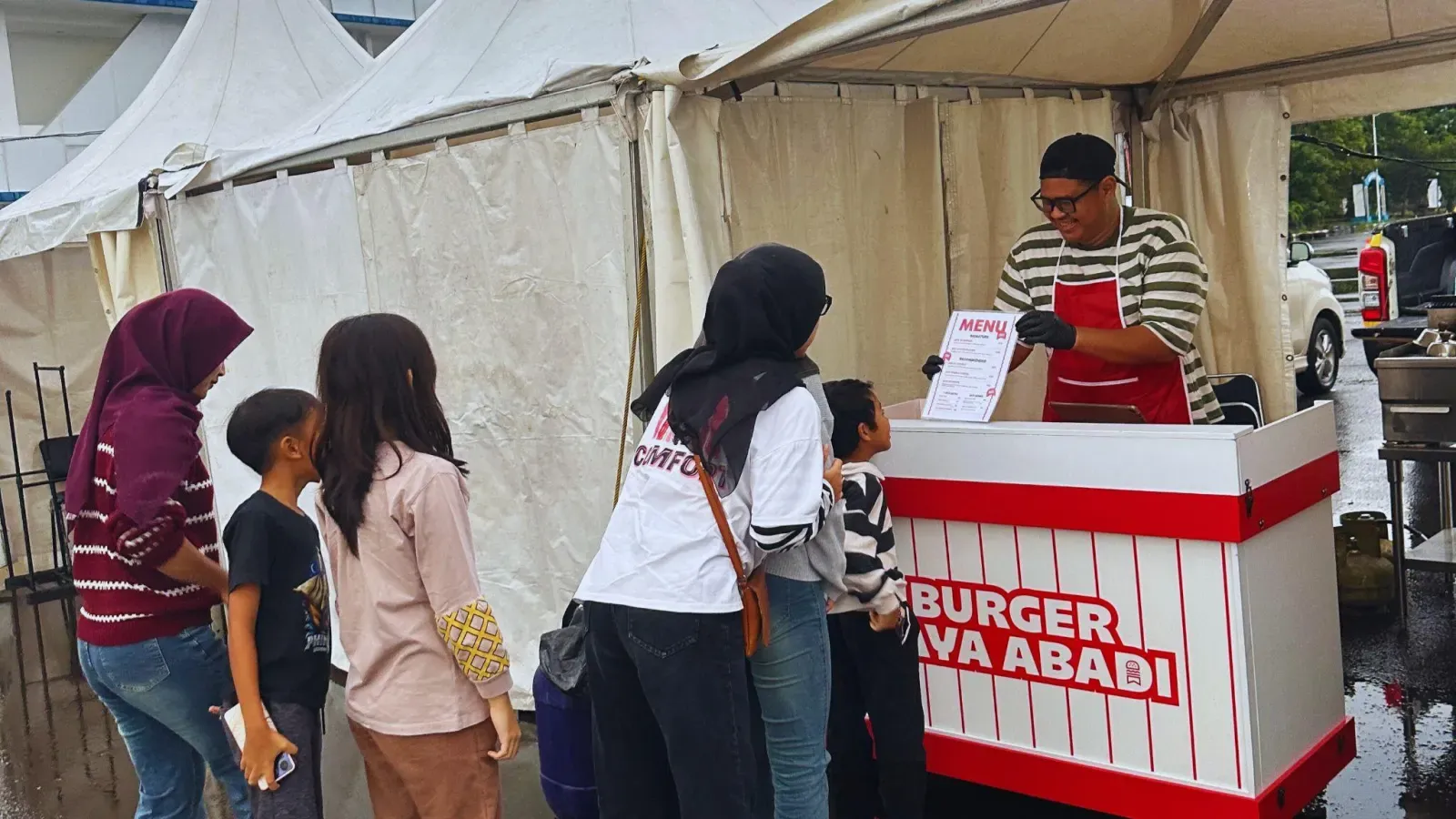 Pengunjung antre di booth merah Burger Jaya Abadi