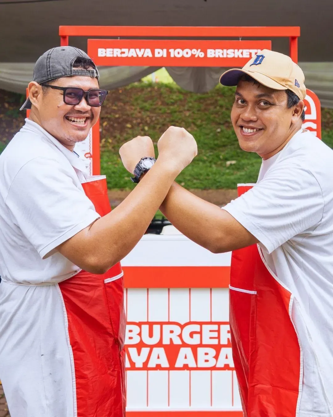 Danu Herwono dan Dion Dewantara beradu kepalan tangan di depan booth Burger Jaya Abadi