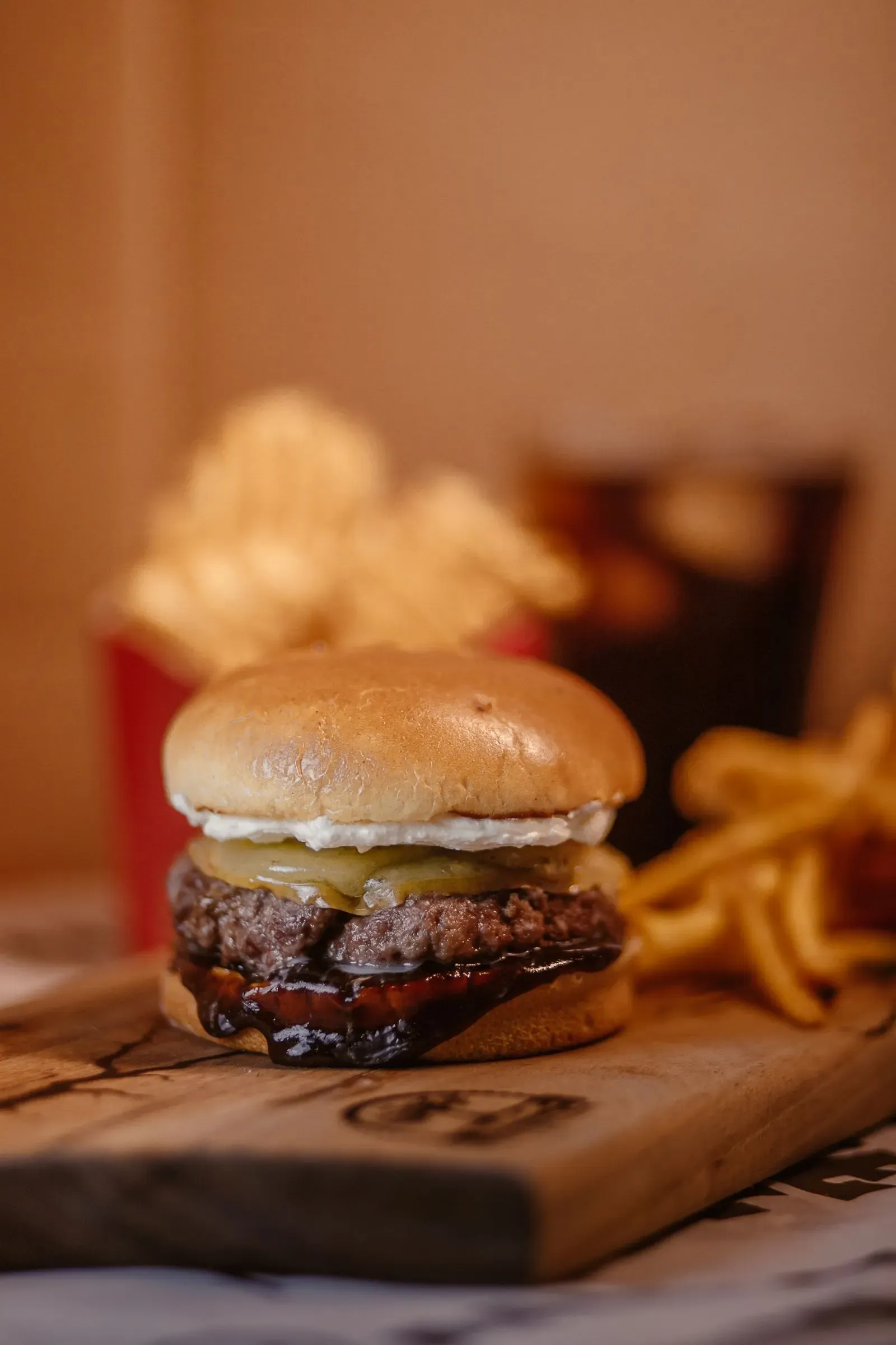 Burger single patty dengan kentang goreng
